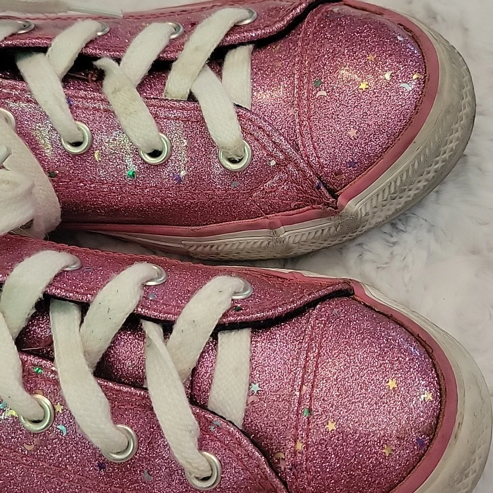 Converse Low Top Sneakers, Pink Sparkley, Girls Size 3, Great Condition!